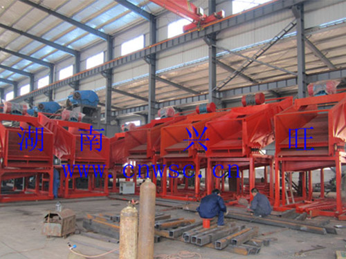 振動(dòng)選金溜槽生產(chǎn)車間-2015-1